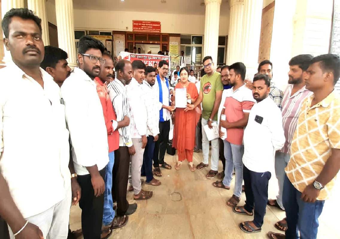 ನೀಟ್ ಪೇಪರ್ ಲೀಕ್ ಖಂಡಿಸಿ ನಂಜನಗೂಡಿನಲ್ಲಿ ಪ್ರತಿಭಟನೆ: ತಹಶೀಲ್ದಾರ್‌ಗೆ ದಸಂಸ ಮನವಿ
