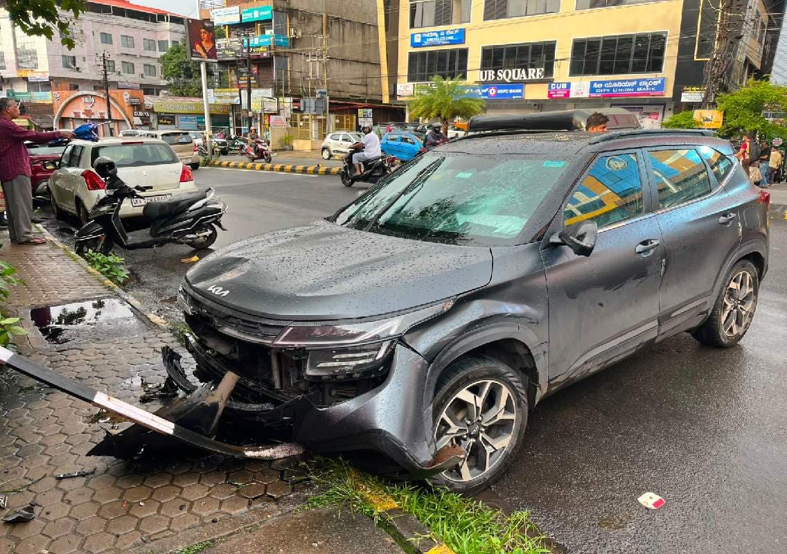 ಉಡುಪಿ: ನಿಯಂತ್ರಣ ತಪ್ಪಿದ ಕಿಯಾ ಕಾರು ಫುಟ್‌ಪಾತ್‌ಗೆ ಡಿಕ್ಕಿ- ತಪ್ಪಿದ ಭಾರೀ ಅನಾಹುತ