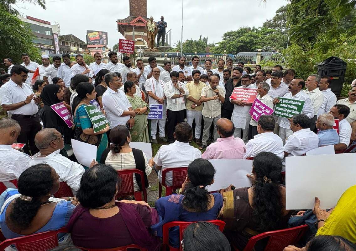ಉಡುಪಿ ಶಾಸಕ ಯಶ್ ಪಾಲ್ ಸುವರ್ಣ ಬಂಧನಕ್ಕೆ ಆಗ್ರಹಿಸಿ ಮಂಗಳೂರಿನ ರಾಜಾಜಿ ಪಾರ್ಕ್ ಬಳಿ ಪ್ರತಿಭಟನೆ