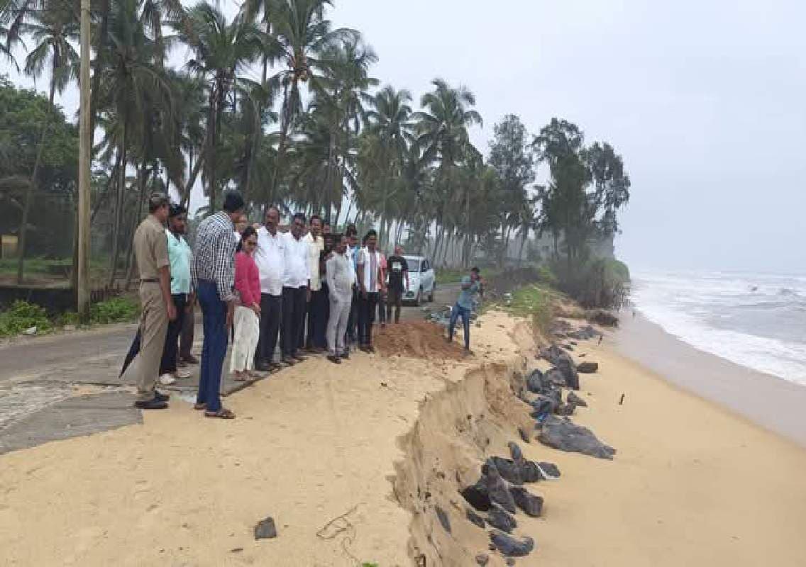 ಕಾಪು: ಜಿಲ್ಲಾಧಿಕಾರಿಗಳಿಂದ ಕಡಲ್ಕೊರೆತ ಪರಿಶೀಲನೆ: ತುರ್ತು ಕಾಮಗಾರಿಗೆ 2 ಕೋ. ರೂ. ಬಿಡುಗಡೆ
