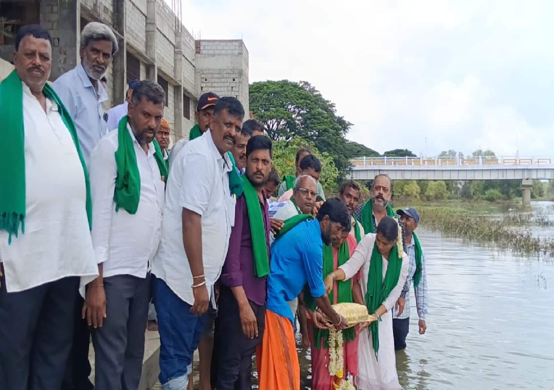 ಕಪಿಲಾ ನದಿಗೆ ಬಾಗಿನ ಅರ್ಪಿಸಿ ಪೂಜೆ ಸಲ್ಲಿಸಿದ ರೈತರು; ಮೈದುಂಬಿ ಹರಿಯುತ್ತಿರುವ ಹಿನ್ನೆಲೆಯಲ್ಲಿ ವಿಶೇಷ ಪ್ರಾರ್ಥನೆ