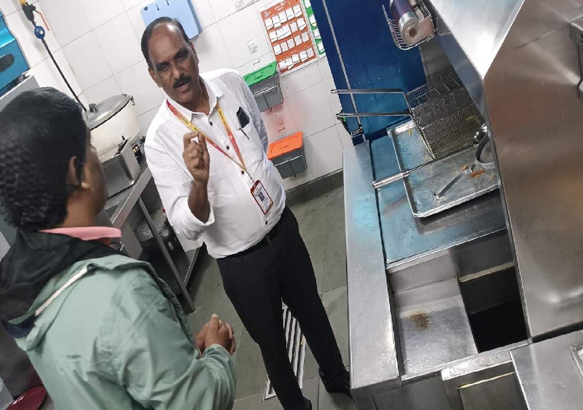 ಕೆಎಫ್‌ಸಿಯಲ್ಲಿ ಕೊಳೆತ ಚಿಕನ್‌ ಪತ್ತೆ- ರೆಸ್ಟೋರೆಂಟ್‌ಗೆ ಬೀಗ ಹಾಕಿದ ಅಧಿಕಾರಿಗಳು