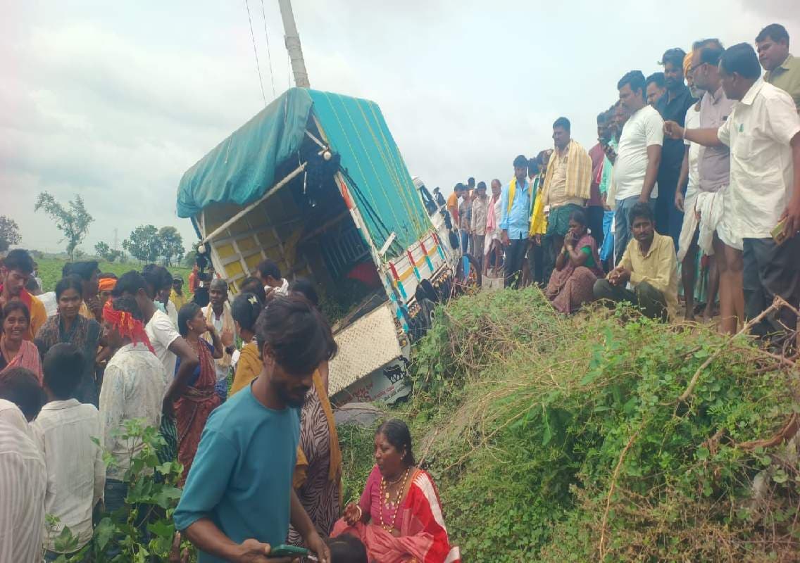 ವಿದ್ಯುತ್ ಕಂಬಕ್ಕೆ ಡಿಕ್ಕಿ ಹೊಡೆದ ಬೊಲೆರೋ, ಸ್ಥಳದಲ್ಲೇ ಮೂವರು ಕೂಲಿ ಕಾರ್ಮಿಕರ ಸಾವು..!