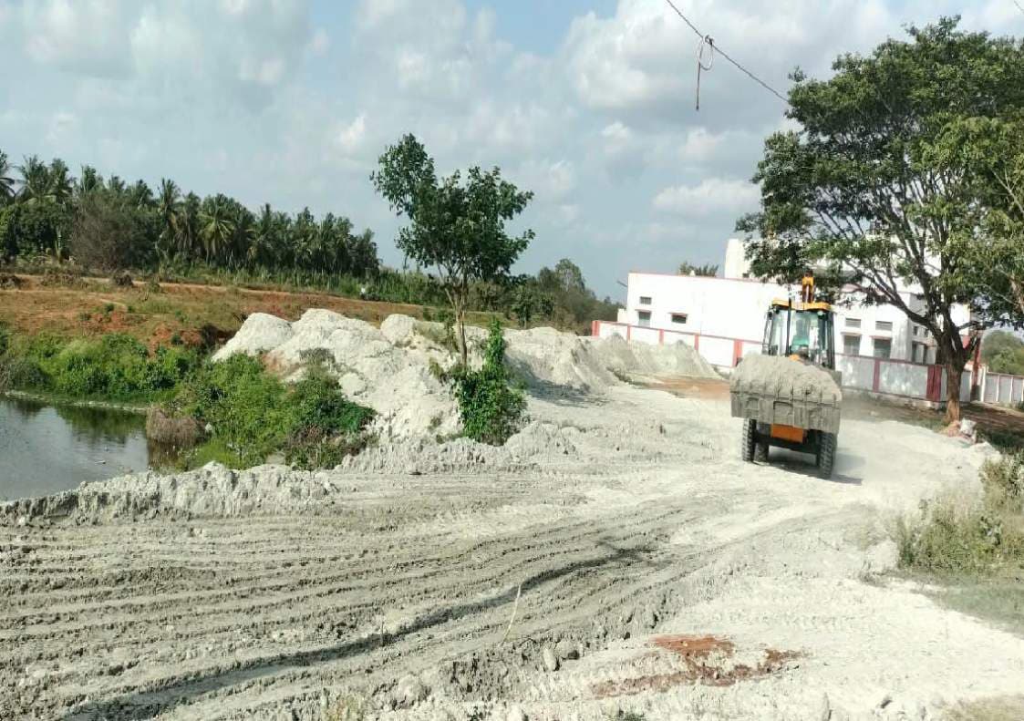 ಕೆರೆಗೆ ಮಾರಕವಾಗುತ್ತಿರುವ ಎಂ.ಸ್ಯಾಂಡ್ ಧೂಳು, ಕ್ರಷರ್ ಮಾಲೀಕನಿಗೆ ನೋಟೀಸ್ ನೀಡಿದ್ರೂ ಡೋಂಟ್ ಕೇರ್!
