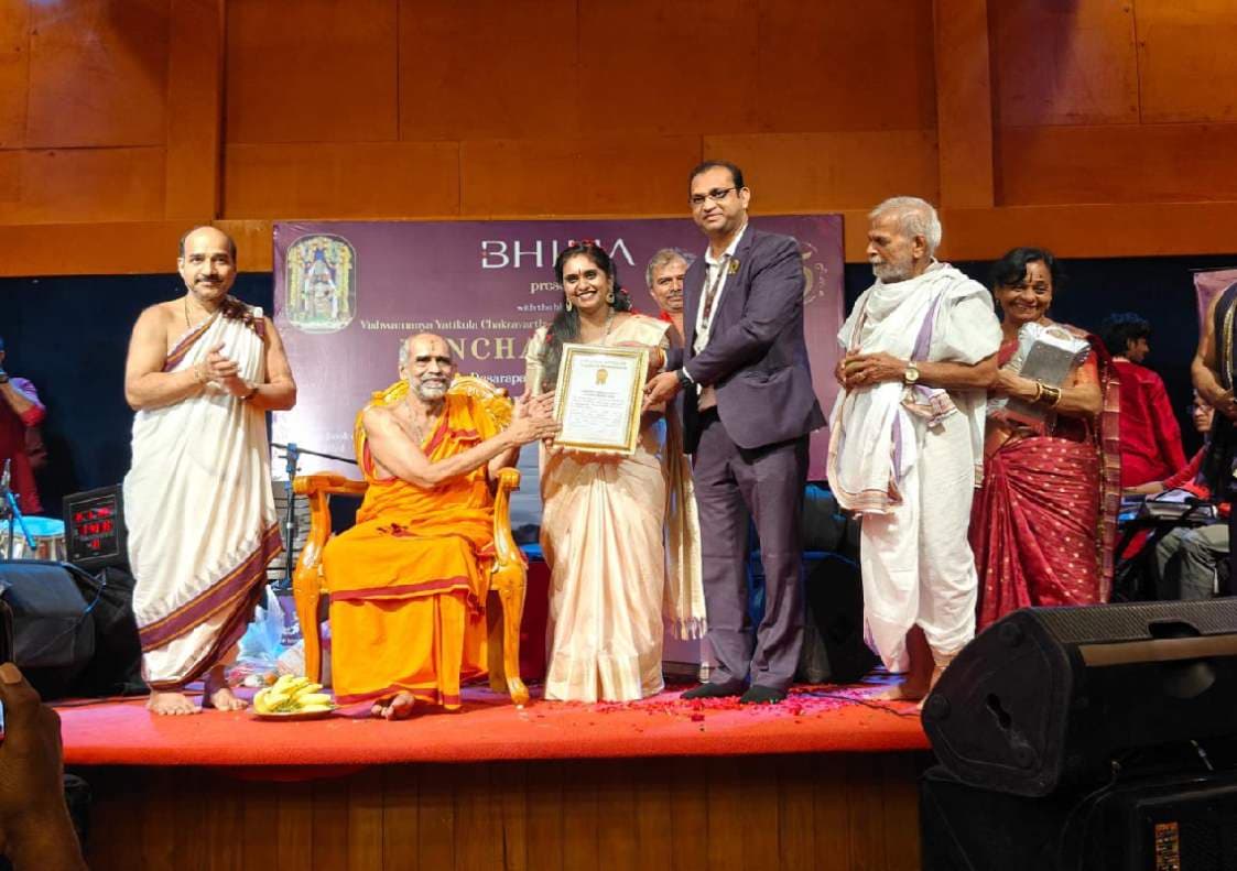 25 ಗಂಟೆಗಳ ನಿರಂತರ ದಾಸವಾಣಿ ಗಾಯನ; ವಿಶ್ವದಾಖಲೆ ನಿರ್ಮಿಸಿದ ಸಂಗೀತ ಬಾಲಚಂದ್ರರಿಗೆ ‘ಗೀತಾ ಗಂಗೋತ್ರಿ’ ಬಿರುದು