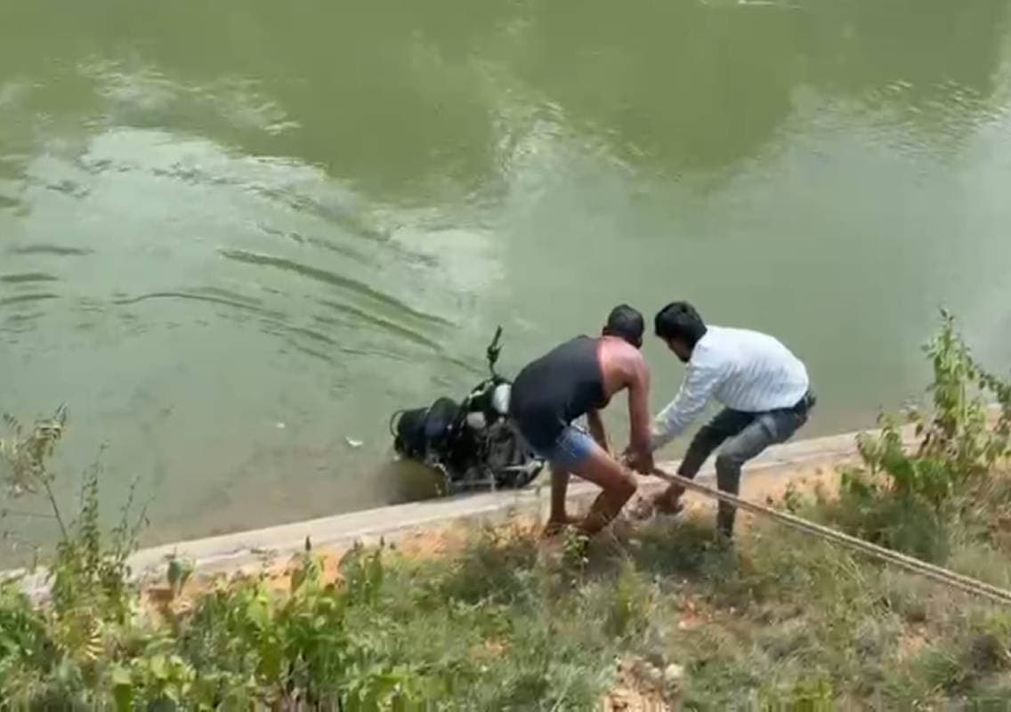 ಮನೆ ಮುಂದೆ ನಿಲ್ಲಿಸಿದ್ದ ಬುಲೆಟ್ ಬೈಕ್ ಕದ್ದು ನಾಲೆಗೆ ಎಸೆದ ಕಿಡಿಗೇಡಿಗಳು; ಸಿಸಿಟಿವಿಯಲ್ಲಿ ದೃಶ್ಯ ಸೆರೆ