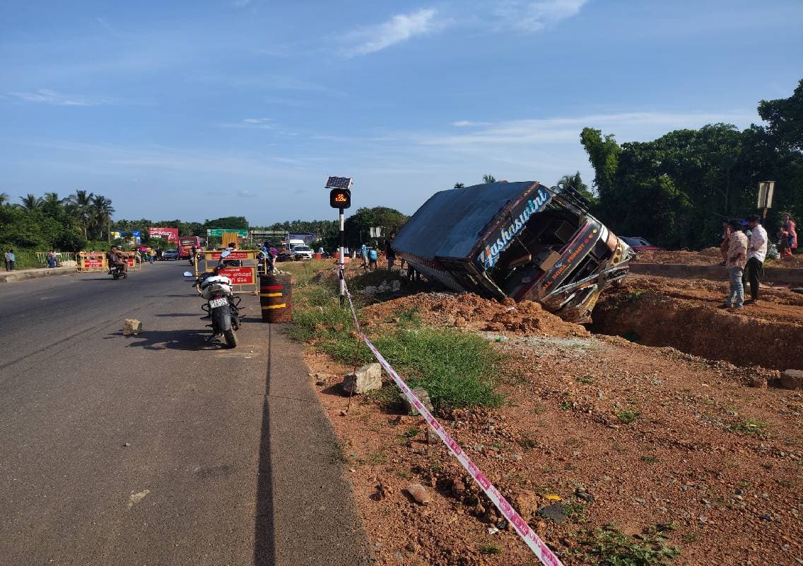 ಕಟಪಾಡಿ: ಕಾಮಗಾರಿ ಪ್ರದೇಶಕ್ಕೆ ನುಗ್ಗಿ ಪಲ್ಟಿಯಾದ ಮೀನಿನ ಲಾರಿ: ಚಾಲಕ ಅಪಾಯದಿಂದ ಪಾರು!