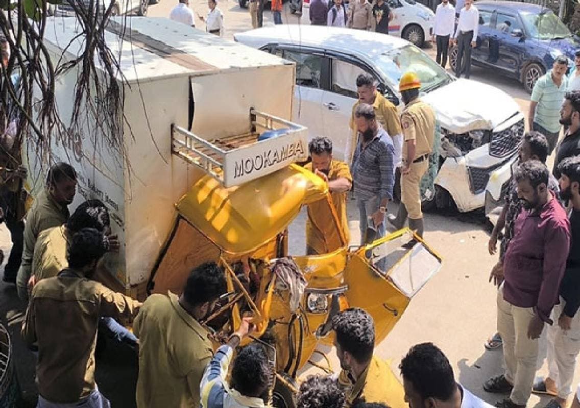 ಮಂಗಳೂರು: ಕಾರು, ಗೂಡ್ಸ್ ಆಟೋ, ದ್ವಿಚಕ್ರ ವಾಹನದ ನಡುವೆ ಸರಣಿ ಅಪಘಾತ; ಇಬ್ಬರಿಗೆ ಗಾಯ