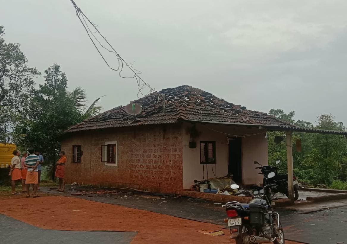 ಬಂಟ್ವಾಳ: ಭಾರೀ ಗುಡುಗು ಸಹಿತ ಮಳೆ; ಮನೆ ಸಂಪೂರ್ಣ ಜಖಂ!