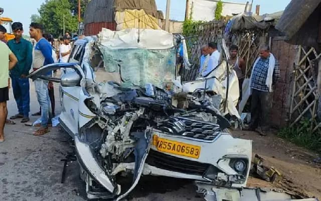 ಭೀಕರ ರಸ್ತೆ ಅಪಘಾತ : ನಿಂತಿದ್ದ ಟ್ರಕ್​ಗೆ ಕಾರು ಡಿಕ್ಕಿ, 4 ಮಂದಿ ಸಾವು