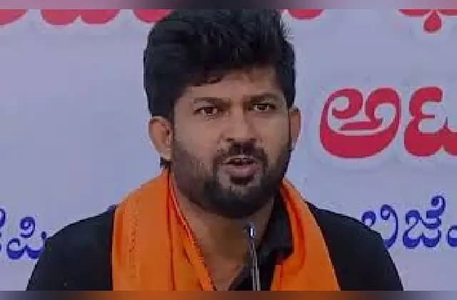 ಕಲ್ಲು ಹಿಡಿದು ಶೋಭಾಯಾತ್ರೆಗೆ ಹೋಗುವಂತೆ ಹಿಂದೂಗಳಿಗೆ ಕರೆ ನೀಡಿದ ಪ್ರತಾಪ್ ಸಿಂಹ