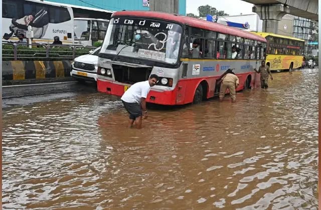 ಬೆಂಗಳೂರಿನಲ್ಲಿ ಭಾರೀ ಮಳೆ: ಪ್ರವಾಹ, ಸಂಚಾರ ಅಸ್ತವ್ಯಸ್ತ