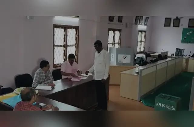 ವಿಧಾನಪರಿಷತ್ ಉಪಚುನಾವಣೆ: ಸಂಸದ ಕೋಟ ಶ್ರೀನಿವಾಸ ಪೂಜಾರಿ ಅವರಿಂದ ಮತದಾನ