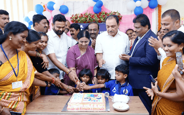 ಒತ್ತಡಕ್ಕೆ ಮಣಿದ ಸರ್ಕಾರ: ಅಂಗನವಾಡಿ ಕೇಂದ್ರಲ್ಲೇ ಎಲ್​ಕೆಜಿ, ಯುಕೆಜಿ ಆರಂಭ