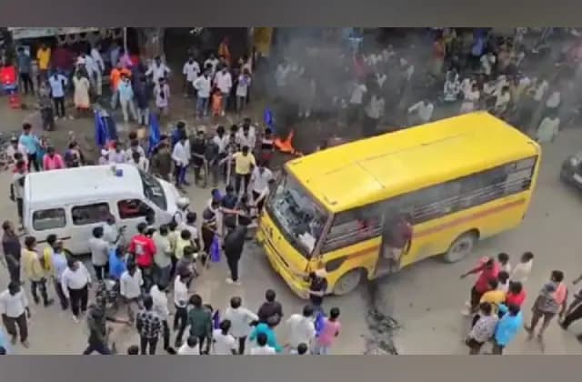 ಭಾರತ್‌ ಬಂದ್‌ : ಶಾಲಾ ಬಸ್ಸಿಗೆ ಬೆಂಕಿ ಹಚ್ಚಲು ಮುಂದಾದ ಪ್ರತಿಭಟನಾಕಾರರು!