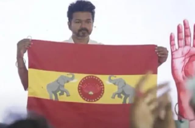 ಪಕ್ಷದ ಬಾವುಟ ಮತ್ತು ಚಿಹ್ನೆಯನ್ನು ಬಿಡುಗಡೆ ಮಾಡಿದ ನಟ ವಿಜಯ್