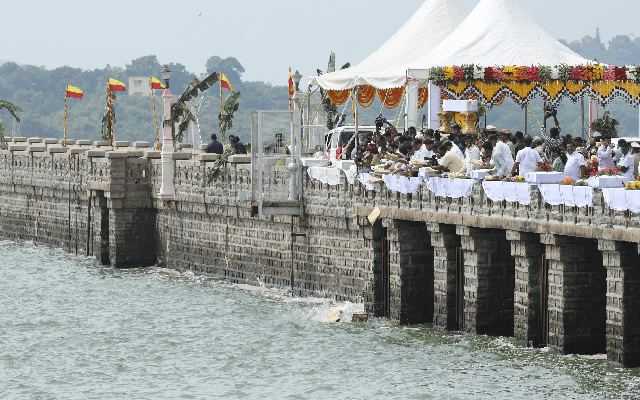 ತುಂಗಭದ್ರಾ ಜಲಾಶಯಕ್ಕೆ ಬಾಗಿನ ಅರ್ಪಿಸಿದ ಸಿಎಂ ಸಿದ್ದರಾಮಯ್ಯ