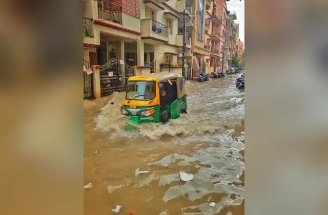 ಬೆಂಗಳೂರು: ಭಾರೀ ಮಳೆಯಿಂದ ನಗರದ ಜನಜೀವನ ಮತ್ತೊಮ್ಮೆ ಅಸ್ತವ್ಯಸ್ತ