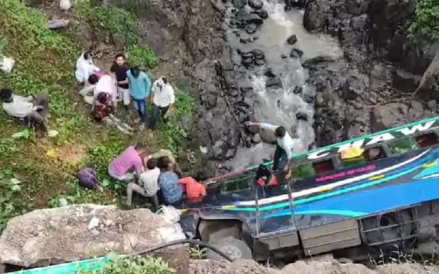 ಕಂದಕಕ್ಕೆ ಉರುಳಿದ ಬಸ್, ನಾಲ್ವರು ಸಾವು, 40ಕ್ಕೂ ಅಧಿಕ ಮಂದಿಗೆ ಗಾಯ