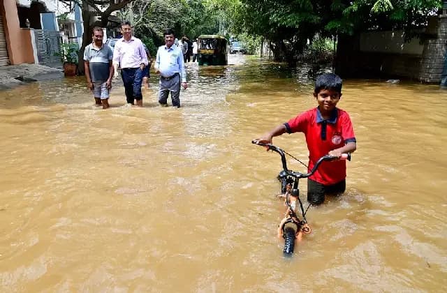 ಬೆಂಗಳೂರಲ್ಲಿ ಭಾರೀ ಮಳೆ: 1000ಕ್ಕೂ ಹೆಚ್ಚು ಮನೆಗಳಿಗೆ ನುಗ್ಗಿದ ನೀರು