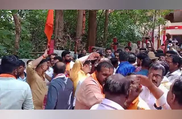 ಪುತ್ತೂರು: ಪುತ್ತಿಲ ಪರಿವಾರ ಹಾಗೂ ವಿಶ್ವ ಹಿಂದೂ ಪರಿಷದ್ ನ ಕಾರ್ಯಕರ್ತರ ನಡುವೆ ಹೊಯ್ ಕೈ