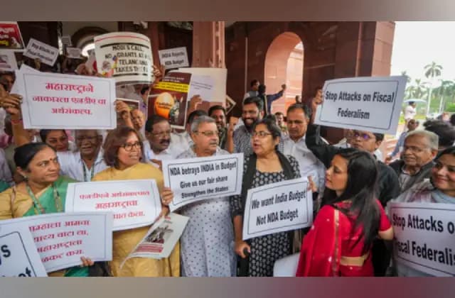 ಬಜೆಟ್‌ನಲ್ಲಿ ಸಮಾನ ಆದ್ಯತೆ ನೀಡಿಲ್ಲ ಎಂದು ಕೇಂದ್ರದ ವಿರುದ್ಧ ಇಂಡಿಯಾ ಒಕ್ಕೂಟ ಪ್ರತಿಭಟನೆ