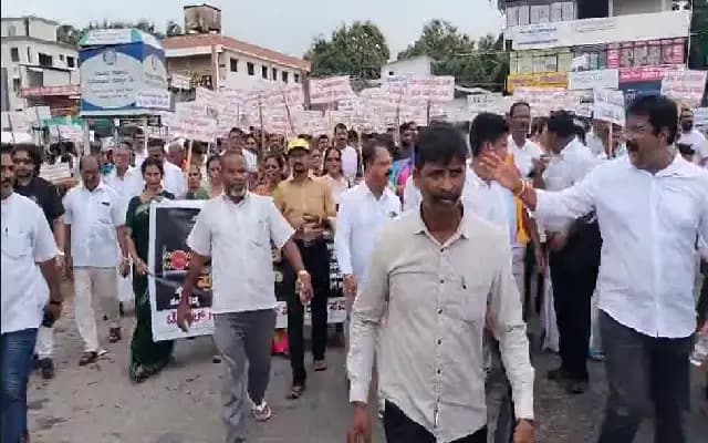 ರಾಜ್ಯ ಹೆದ್ದಾರಿ ಕಂಚಿನಡ್ಕದಲ್ಲಿ ಟೋಲ್ ಗೇಟ್ ನಿರ್ಮಾಣದ ವಿರುದ್ಧ ಬೃಹತ್ ಪ್ರತಿಭಟನೆ