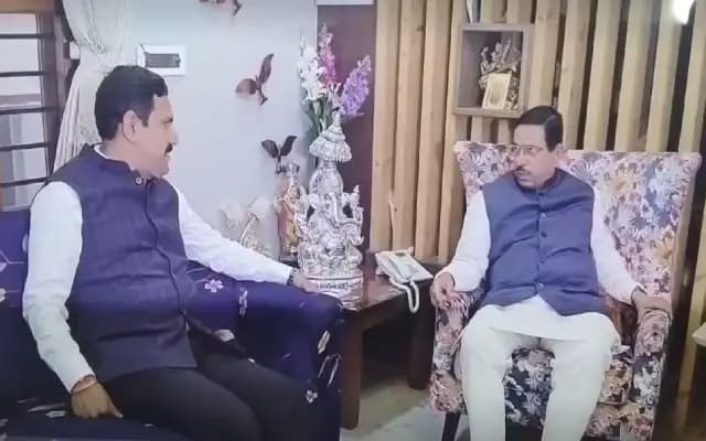 ಪ್ರಹ್ಲಾದ್ ಜೋಶಿ ನಿವಾಸಕ್ಕೆ ವಿಜಯೇಂದ್ರ ಭೇಟಿ: ಅದ್ದೂರಿಯಾಗಿ ಸ್ವಾಗತಿಸಿದ ಸಚಿವರು