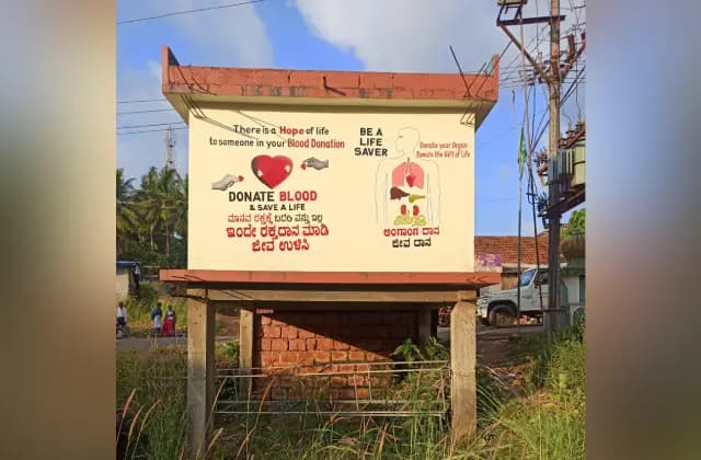 ಬಸ್ ನಿಲ್ದಾಣದ ಗೋಡೆಯು ಸಾರ್ವಜನಿಕರಿಗೆ ಸಂದೇಶ ಫಲಕವಾಗಿ ಮಾರ್ಪಟ್ಟಿದೆ