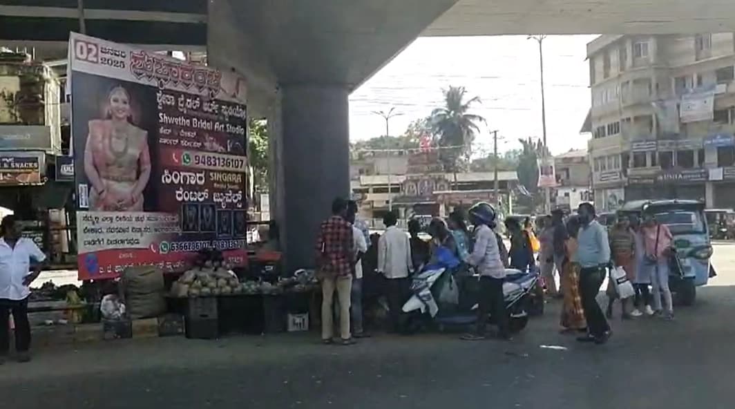 ಬಿ.ಸಿರೋಡಿನ ಪ್ಲೈ ಓವರ್ ಕೆಳಗೆ ಬೀದಿ ಬದಿ ವ್ಯಾಪಾರಿಗಳ ಸಂಖ್ಯೆ ಹೆಚ್ಚಳ : ಕ್ರಮಕೈಗೊಳ್ಳದ ಪುರಸಭೆ ಹಾಗೂ ಟ್ರಾಫಿಕ್ ಪೊಲೀಸರು!