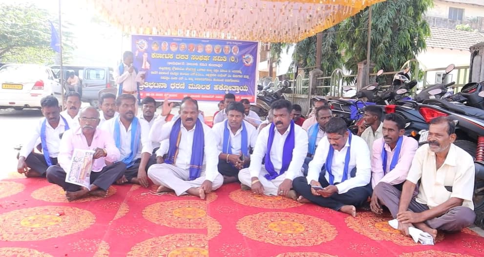 ಉಪ್ಪಿನಕುದ್ರು ಪ್ರೌಢಶಾಲೆಯ ಮುಖ್ಯಶಿಕ್ಷಕಿಗೆ ಬಹಿಷ್ಕಾರ ಹಾಕಿರುವುದನ್ನು ಖಂಡಿಸಿ ಪ್ರತಿಭಟನೆ
