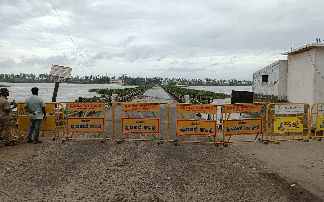 ತುಂಗಭದ್ರಾ ನದಿ ಸೇತುವೆ ಮುಳುಗಡೆ ಭೀತಿ: ಕಂಪ್ಲಿ-ಗಂಗಾವತಿ ಸಂಪರ್ಕ ಬಂದ್