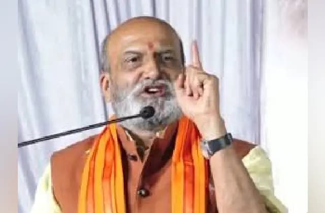 ಅಬ್ದುಲ್ ರಜಾಕ್ ಬೆಂಗಳೂರಿಗರಿಗೆ ನಾಯಿ ಮಾಂಸ ತಿನ್ನಿಸುತ್ತಿದ್ದಾನೆ: ಪ್ರಮೋದ್ ಮುತಾಲಿಕ್