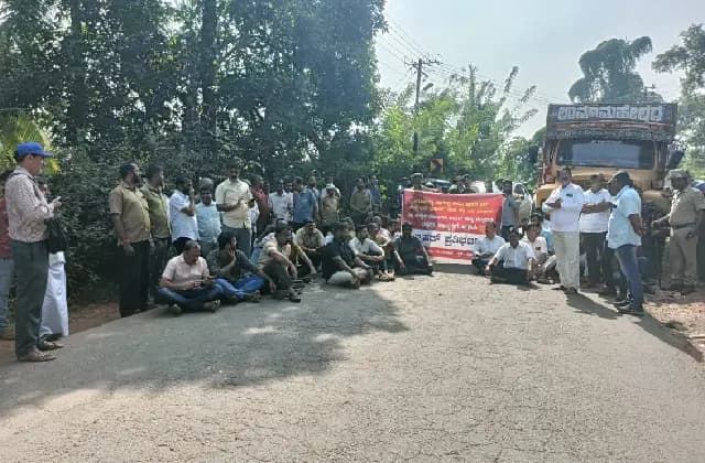 ವಿಟ್ಲ: ರಸ್ತೆಯ ಅಭಿವೃದ್ಧಿಗೆ ಆಗ್ರಹಿಸಿ ಬೃಹತ್ ಪ್ರತಿಭಟನೆ