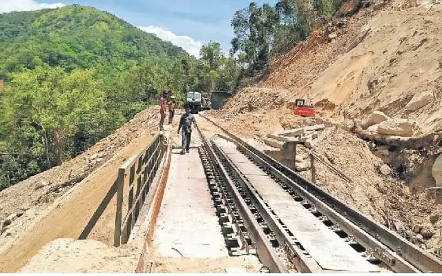 ಹಳಿ ಮೇಲೆ ಭೂಕುಸಿತ : ಬೆಂಗಳೂರು- ಮಂಗಳೂರು ರೈಲುಗಳು 15 ದಿನ ಬಂದ್