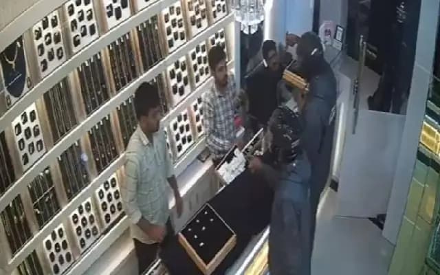 ಹೆಲ್ಮೆಟ್ ಧರಿಸಿ ಆಭರಣ ಅಂಗಡಿಗೆ ನುಗ್ಗಿದ ದುಷ್ಕರ್ಮಿಗಳು : ಚಿನ್ನ ಕದ್ದು ಪಾರಾರಿ