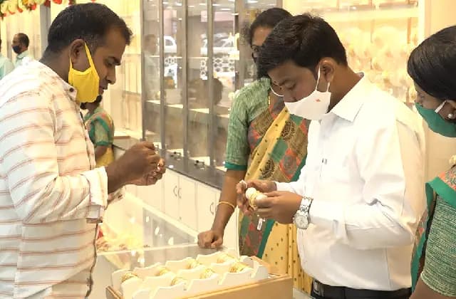 ದೀಪಾವಳಿ ಸಂಭ್ರಮಕ್ಕೆ ಚಿನ್ನಾಭರಣ ಮಳಿಗೆಯಲ್ಲೂ ಸಡಗರ