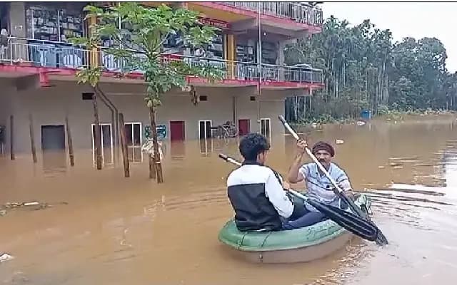 ಮಳೆಯ ಅಬ್ಬರಕ್ಕೆ ಬಾಳೆಹೊನ್ನೂರು ಮುಳುಗಡೆ : ಬೋಟ್ ಬಳಸಿ ಜನರ ರಕ್ಷಣೆ