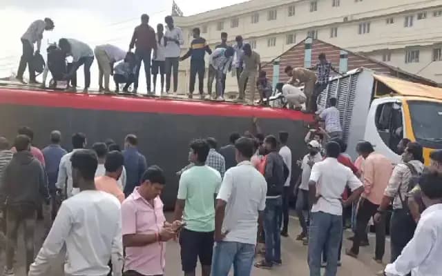 ಭೀಕರ ಅಪಘಾತ, 20ಕ್ಕೂ ಹೆಚ್ಚು ಜನರ ಸ್ಥಿತಿ ಗಂಭೀರ