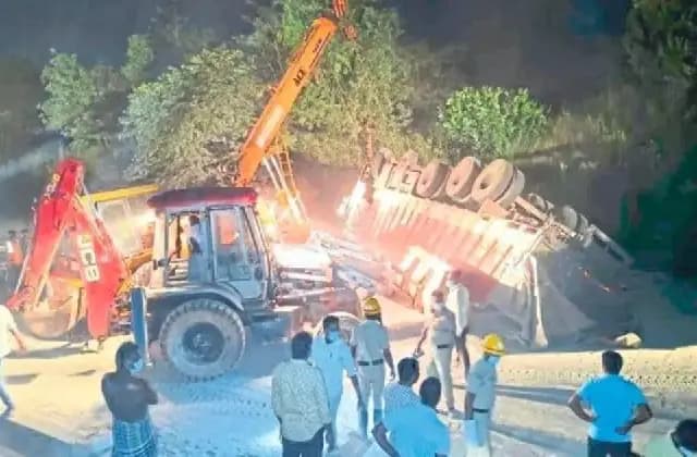 ಬೈಂದೂರು: ಸಿಮೆಂಟ್ ಲಾರಿ ಪಲ್ಟಿಯಾಗಿ ಚಾಲಕ ಸ್ಥಳದಲ್ಲೇ ಮೃತ್ಯು