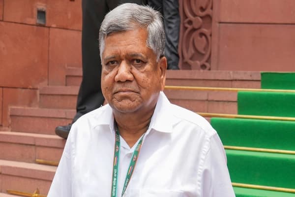 ʼಕಾಂಗ್ರೆಸ್ ಹೈಕಮಾಂಡ್ ಸೂಚಿಸಿದರೂ ಸಿದ್ದರಾಮಯ್ಯ ಅಧಿಕಾರ ಬಿಟ್ಟು ಕೊಡಲ್ಲ’