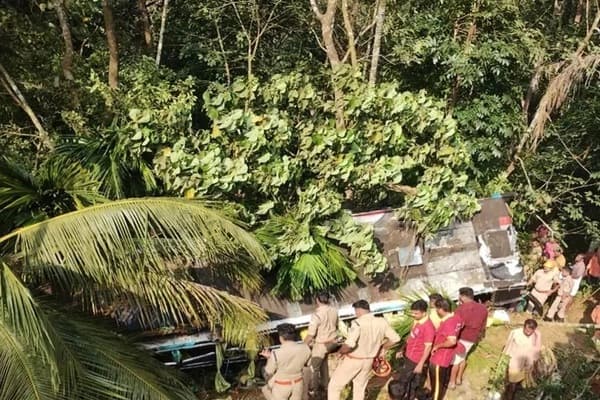 ಶಬರಿಮಲೆ ಯಾತ್ರಾರ್ಥಿಗಳು ಸಂಚರಿಸುತ್ತಿದ್ದ ಬಸ್ ಕಂದಕಕ್ಕೆ ಬಿದ್ದು ಓರ್ವ ಸಾವು, ಇಬ್ಬರು ಗಂಭೀರ