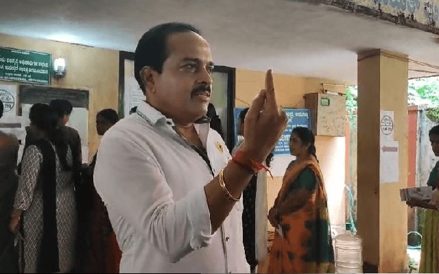ನೈರುತ್ಯ ಪದವೀಧರ, ಶಿಕ್ಷಕರ ಕ್ಷೇತ್ರದ ಚುನಾವಣೆ: ಮತ ಚಲಾಯಿಸಿದ ಶಾಸಕ ಅಶೋಕ್ ಕುಮಾರ್ ರೈ