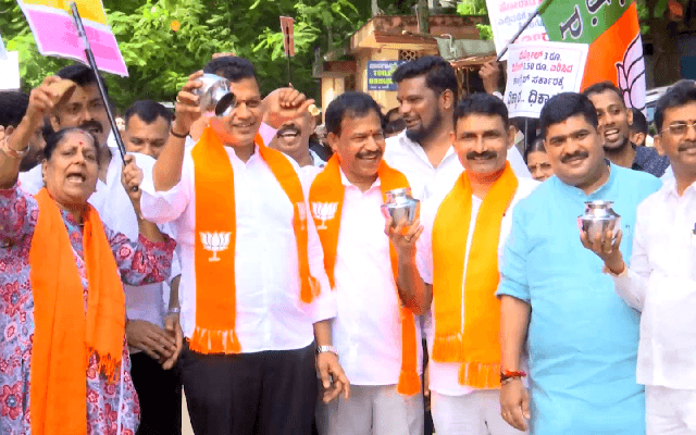 ಪೆಟ್ರೋಲ್ ಡಿಸೇಲ್ ದರ ಏರಿಕೆ; ದ.ಕನ್ನಡ ಬಿಜೆಪಿಯಿಂದ ವಿಭಿನ್ನ ರೀತಿ ಪ್ರತಿಭಟನೆ