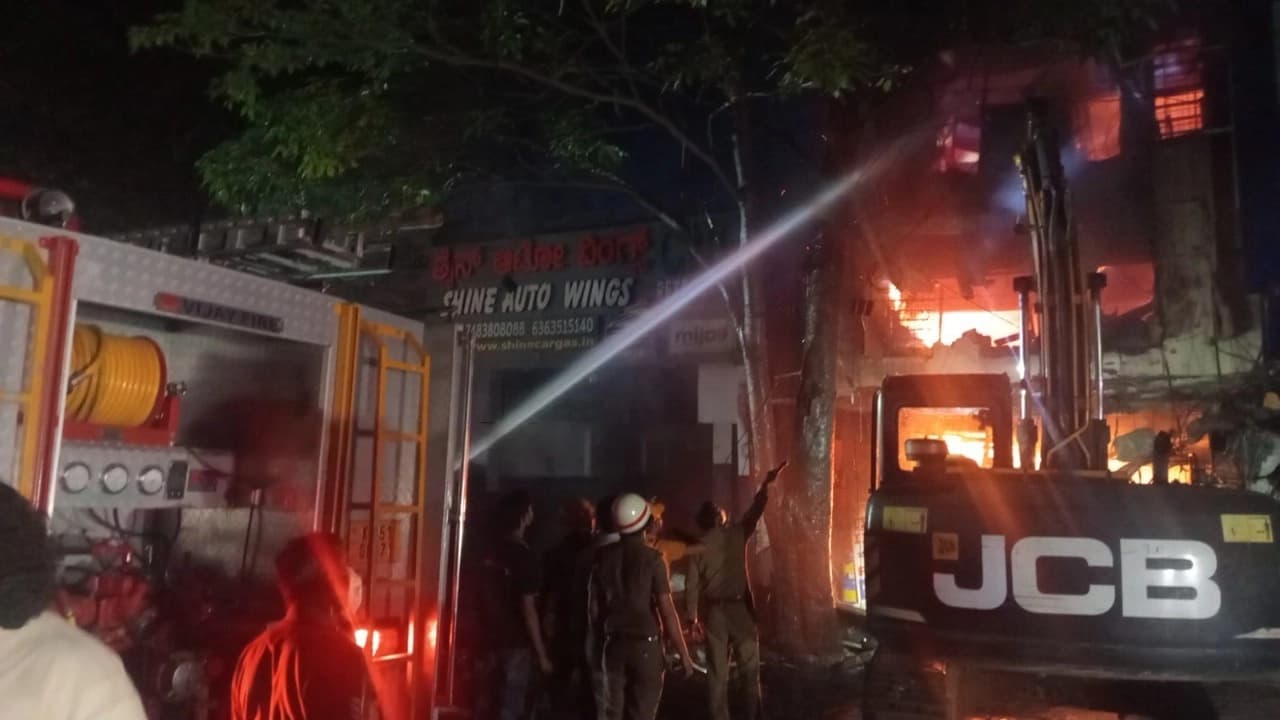 ಆಟೋಮೊಬೈಲ್‌ ಅಂಗಡಿಗೆ ಬೆಂಕಿ: ಕೋಟ್ಯಂತರ ರೂ. ಮೌಲ್ಯದ ವಸ್ತುಗಳು ಸುಟ್ಟು ಭಸ್ಮ!