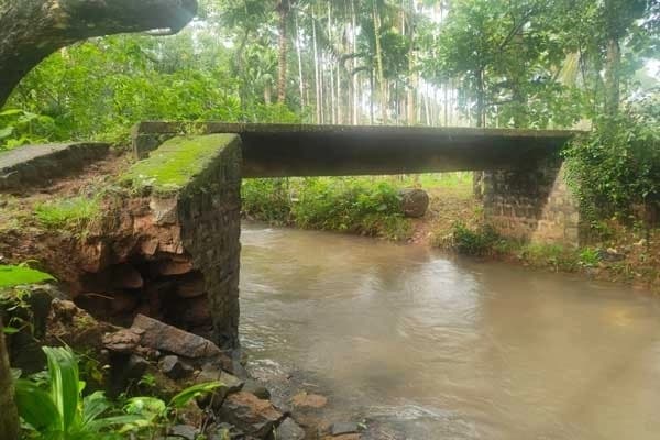 ಬಂಟ್ವಾಳ: ಕಾಲು ಸಂಕದ ತಡೆಗೋಡೆ ಕುಸಿತ : ತುರ್ತು ರಿಪೇರಿಗೆ ಗ್ರಾಮಸ್ಥರ ಒತ್ತಾಯ