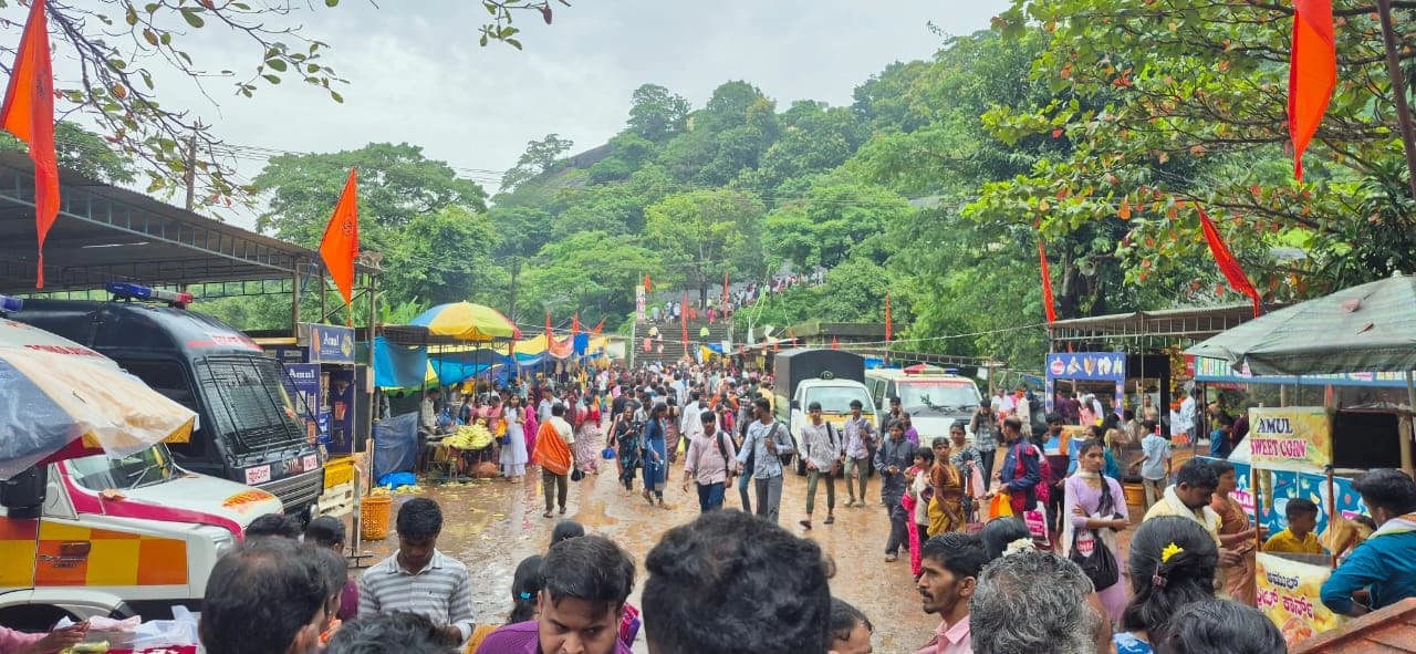 ಮಳೆಯನ್ನು ಲೆಕ್ಕಿಸದೆ ಕಾರಿಂಜ, ನರಹರಿ ಕ್ಷೇತ್ರದಲ್ಲಿ ಭಕ್ತರಿಂದ ಪವಿತ್ರ ತೀರ್ಥಸ್ನಾನ