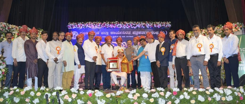 ಡಾ.ಎಂ.ಮೋಹನ ಆಳ್ವರಿಗೆ ಸುವರ್ಣ ಸಂಭ್ರಮ ಗೌರವ ಪ್ರಶಸ್ತಿ, ವಾಸ್ತವಾಂಶಕ್ಕೆ ಮಾತ್ರ ಮಾಧ್ಯಮ ಆದ್ಯತೆ ನೀಡಲಿ: ಮಾಜಿ ಸಿಎಂ ಡಿ.ವಿ.ಸದಾನಂದ ಗೌಡ