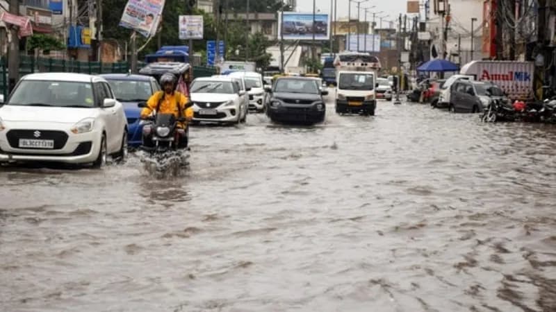ದೆಹಲಿಯಲ್ಲಿ ಭಾರೀ ಮಳೆಯಿಂದ ಜನಜೀವನ ಅಸ್ತವ್ಯಸ್ತ