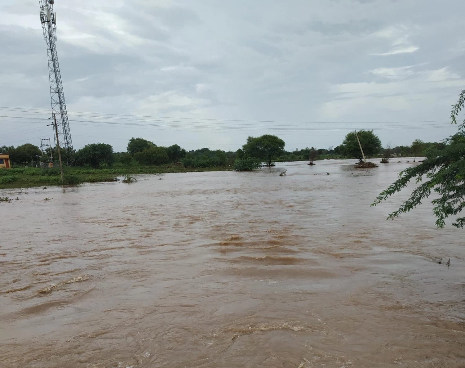 ವರುಣನ ಆರ್ಭಟಕ್ಕೆ ಇಬ್ಬರು ಬಲಿ : 3 ಜಿಲ್ಲೆಗಳಿಗೆ ರೆಡ್ ಅಲರ್ಟ್ ಘೋಷಣೆ